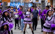 Bandas de paz, bastoneras y agrupaciones artísticas recorrieron seis sectores del sur de Guayaquil durante el Pregón Octubrino.