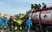 Tres personas quedaron inconscientes dentro del tanque de un vehículo que transportaba desechos sanitarios.