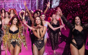 El Victoria’s Secret Fashion Show 2026 se transmite en vivo este domingo 18 de octubre desde Los Ángeles, California.