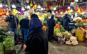 Varias personas acuden de compras al Bazar de Tajrish en el norte de Teherán.
