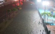 Las fuertes lluvias de la madrugada de este lunes 19 de octubre dejaron calles inundadas en distintos sectores de Guayaquil.