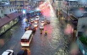 La calle inundada en la zona del estadio George Capwell.