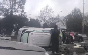 Un vehículo se impactó contra el muro central del intercambiador de la avenida Simón Bolívar,