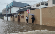 En sectores como Urdesa se registraron inundaciones este 19 de octubre de 2026.