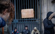 PARIS (Fran







































Manifestantes bloquean una entrada al Museo del Louvre para expresar su «apoyo» al movimiento de estudiantes de secundaria en París, Francia, el 19 de octubre de 2026, dos días después de que tuvieran lugar manifestaciones y disturbios en el marco de las protestas a escala nacional por el costo de la vida.