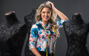 La diseñadora ecuatoriana Stephanie Ruiz presentól en Tailandia su obra de alta costura Herencia de Dos Tierras en la Global Thai Silk Exhibition 2026.