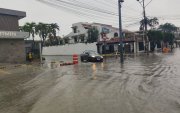 Un vehículo intentaba circular por un tramo inundado de la avenida Víctor Emilio Estrada, la mañana de este lunes 19 de octubre.