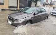 Un vehículo intentaba circular por un tramo inundado de la avenida Víctor Emilio Estrada, la mañana de este lunes 19 de octubre