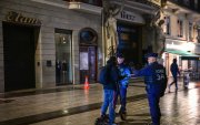 La policía custodia comercios tras las revueltas del fin de semana.