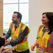 Uno de puntos de información que se han instalado para atender cualquier duda de los extranjeros que llegarán a Quito, para la Asamblea Internacional de los Testigos de Jehová.