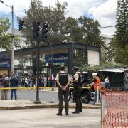 Hombres de la Policía llegaron hasta el lugar para verificar la alerta.