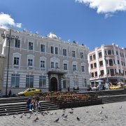 El Hotel Gangotena rodeado de iglesias y paisajes está abierto al público, ofrece una variedad gastronómica y ofertas especiales.