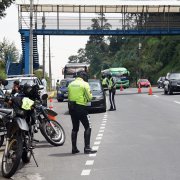 Operativos. Agentes de la AMT notifican las infracciones.