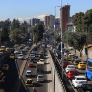 En Quito, la medida Pico y placa se aplica para reducir la intensa congestión vial. En promedio, los quiteños pasan hasta 70 horas al año atrapados en trafico.