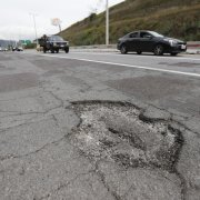 Baches y grietas hay en toda la extensión de la Ruta Viva.