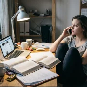 El uso constante del celular puede reforzar la procrastinación al ofrecer recompensas inmediatas.