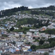 Crecimiento. La construcción de viviendas alcanza laderas y periferias de Quito, bajo una normativa que abre debate sobre planificación territorial.