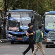 En la Juan León Mera y Jorge Washington, en el centro norte de Quito, buses corretean.