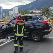 Vehículo queda suspendido en puente de la Av. Atahualpa en Quito tras siniestro vial sin heridos.