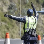 Referencia. Un agente de tránsito fue separado tras ser detenido con dinero de presunta coima durante operativo en transporte público.