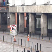 La maleta fue abandonada en el hall del ingreso al Palacio Municipal.