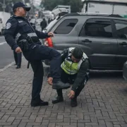 Agente de tránsito fue agredido en el norte de Quito durante un operativo de control vehicular.