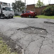 El conector de Alpachaca, que lleva al aeropuerto de Quito, en Tababela, presenta baches. A diario los conductores deben esquivarlos.