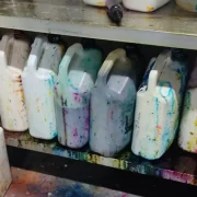 Agentes de la Arcsa clausuraron un laboratorio de cosméticos en Quito, tras detectar graves fallas de higiene.