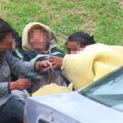 Frente a la iglesia de El Belén, en el parque La Alameda, en Quito, tres hombres se cubren con una esponja; beben, después de las 10:00 del lunes. Tienen una tijera y la empuñadura de una pistola.