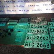 En uno de los operativos, la Polícia encontró placas adulteradas, armas y sustancias ilícitas.