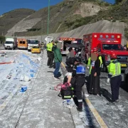 Colisión entre un bus y un camión, en Guayllabamba, provocó cierre de la Panamericana Norte.