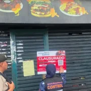 La Agencia Metropolitana de Control (AMC) encontró a 200 personas en un bar clandestino, que funcionaba cerca de la Universidad Central, en Quito.