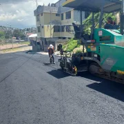 Referencial. Trabajos de rehabilitación vial avanzan en La Floresta con intervención en calles clave de Quito.