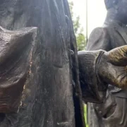 Desconocidos mutilaron las manos de las esculturas de bronce, del Parque Julio Andrade, en Quito.