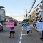 Moradores y comerciantes de Cumbayá protestan por la eliminación de estacionamientos en la calle María Angélica Idrobo.