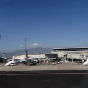 Quienes tengan su boleto o pase de abordar podrán acceder al aeropuerto de Quito en toque de queda.