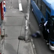 Pasajero cae de un bus en movimiento en el sur de Quito. El momento quedó grabado en cámaras de seguridad.