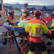 Personal de los bomberos brindó atención prehospitalaria a la persona afectada.
