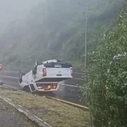 Una camioneta quedó volcada tras un choque múltiple en la avenida Simón Bolívar, a la altura de Guápulo.
