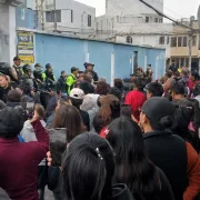 Decenas de padres y representantes se congregaron desde ayer en los exteriores de la institución educativa tras conocerse la denuncia que involucra presuntamente a un practicante del establecimiento.