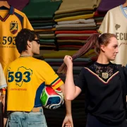 En esta temporada mundialista, varias marcas locales han decidido darle un giro creativo, reinterpretando la prenda más emblemática del fútbol ecuatoriano.