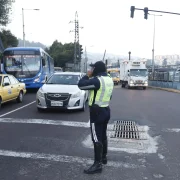 Agentes de tránsito ejecutan controles del Pico y Placa para verificar el cumplimiento de la restricción vehicular.