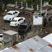 En esta zona de la quebrada de La Vicentina, en el centro norte de Quito, miembros de la Policía Nacional y del Cuerpo de Bomberos rescataron el cuerpo sin vida de la joven universitaria.
