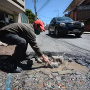 Baches. El deterioro de las vías provoca daños frecuentes en vehículos que circulan por distintos sectores de Quito.