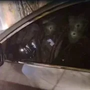 El automóvil presentó múltiples perforaciones luego del crimen registrado en la avenida Guayasamín.