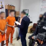 Agentes ingresaron a la Cárcel El Inca durante operativo contra red de robo de vehículos en Quito.