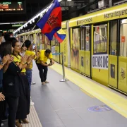 Uno de los 18 trenes del Metro de Quito fue brandeado con los colores de la Tri.
