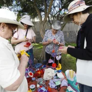 Las flores son el tejido emblemático de las crocheteras del barrio La Floresta.