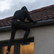 Referencia. El ciudadano extranjero resultó herido tras caer de una terraza mientras presuntamente intentaba ingresar a una vivienda en el centro de Quito.
