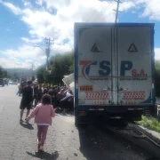 El vehículo pesado se chocó en la avenida Simón Bolívar, cerca de un puente peatonal, en el sector de la Loma de Puengasí.